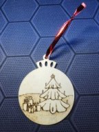 Weihnachtsbaumkugel - Baum mit Geschenken